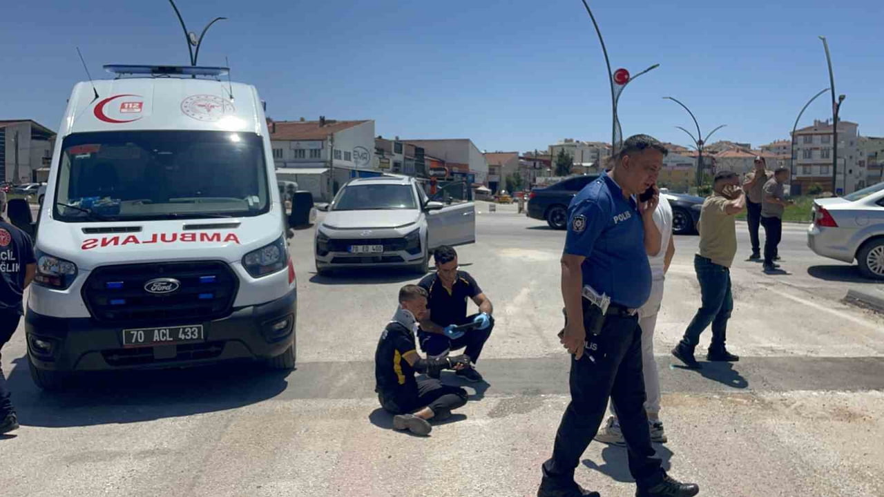 KARAMAN'DA OTOMOBİL İLE ÇARPIŞAN MOTOSİKLETİN SÜRÜCÜSÜ YARALANDI.