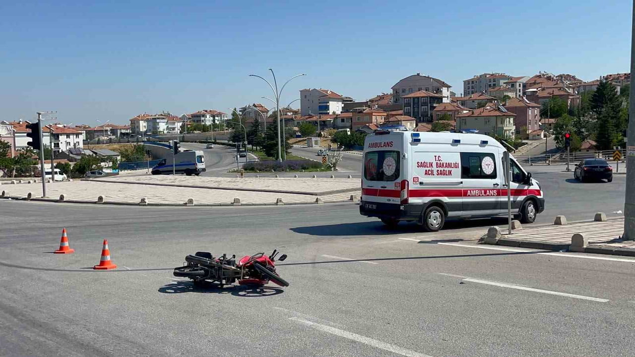 KARAMAN'DA OTOMOBİL İLE MOTOSİKLETİN ÇARPIŞMASI SONUCU MEYDANA GELEN TRAFİK KAZASINDA 1 KİŞİ...