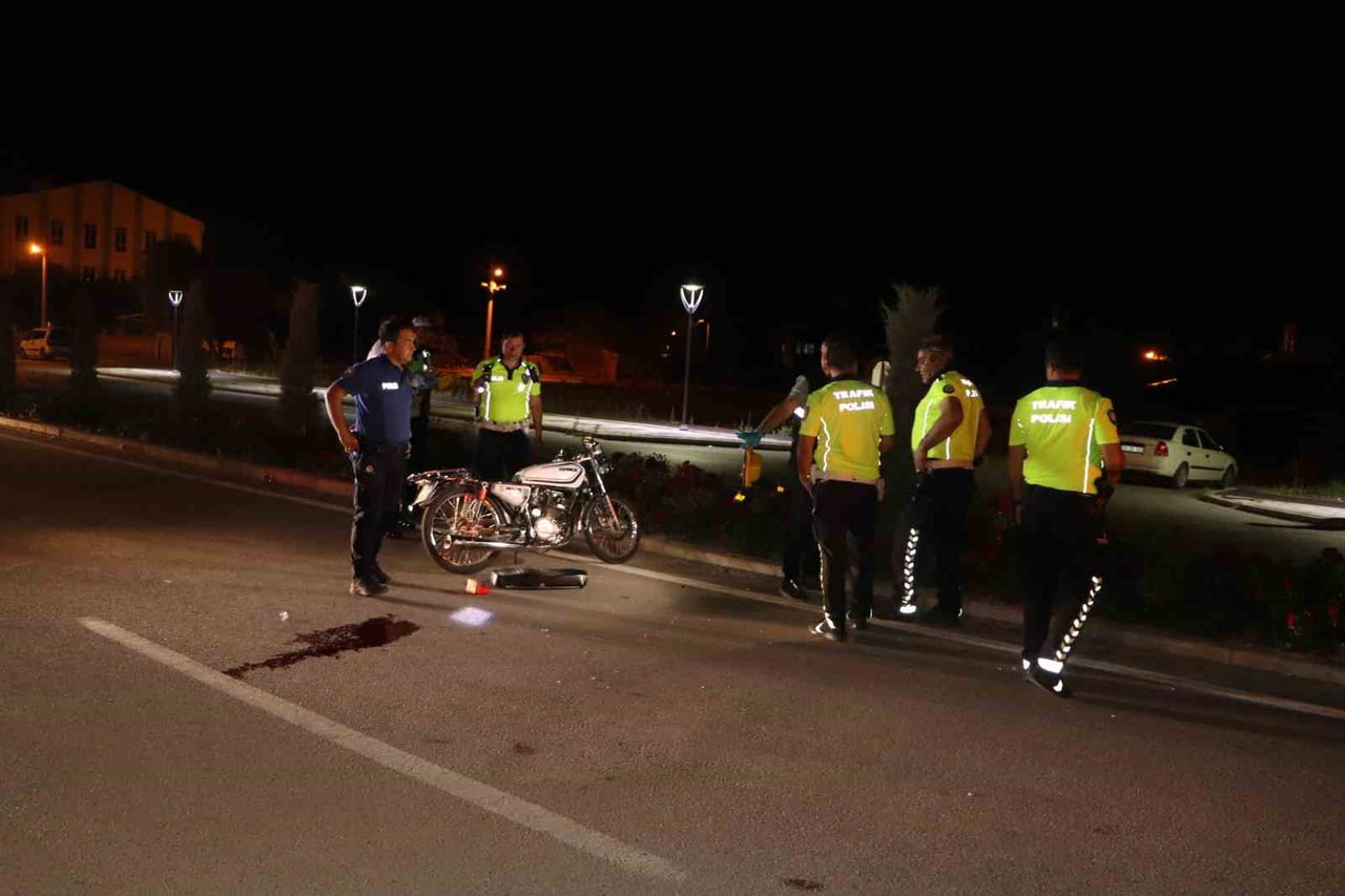 KARAMAN'DA OTOMOBİLE ÇARPAN MOTOSİKLETİN SÜRÜCÜSÜ AĞIR YARALANDI