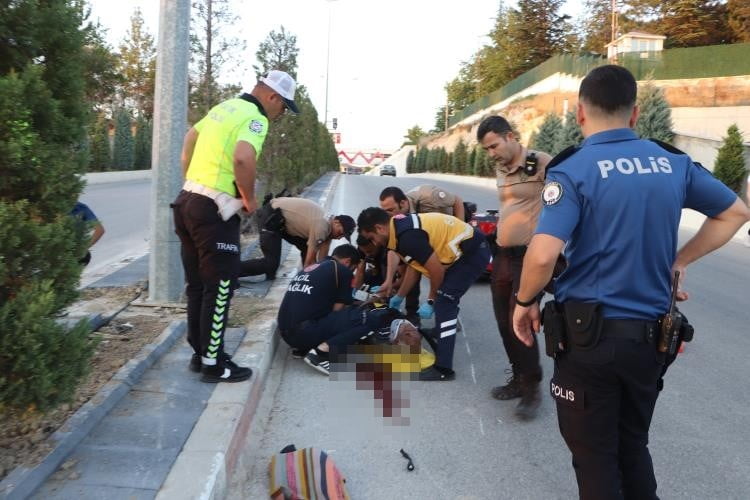 KARAMAN'DA OTOMOBİLİN ÇARPTIĞI ÜÇ TEKERLEKLİ ELEKTRİKLİ BİSİKLETİN SÜRÜCÜSÜ AĞIR...