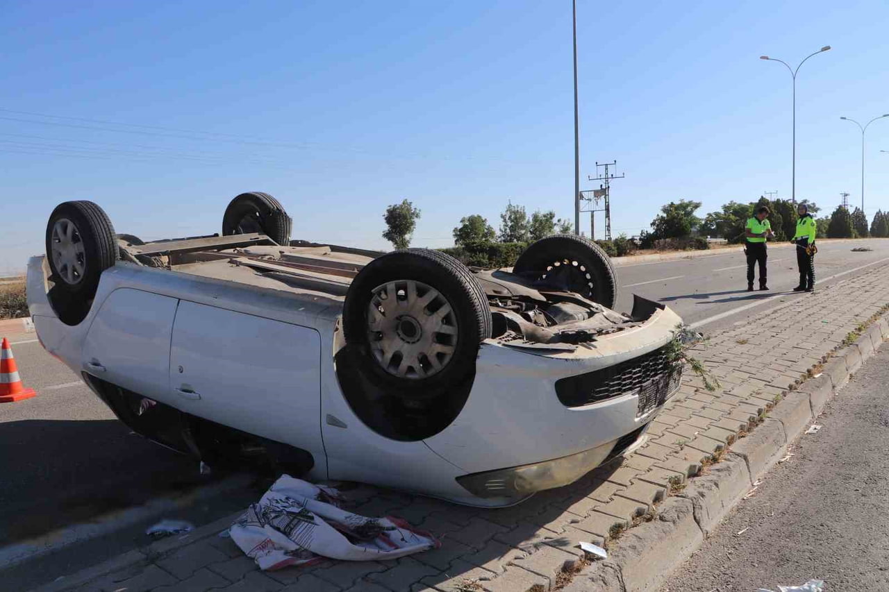 KARAMAN'DA OTOMOBİLİN KARŞI ŞERİDE GEÇEREK TAKLA ATMASI SONUCU MEYDANA GELEN TRAFİK KAZASINDA AYNI...
