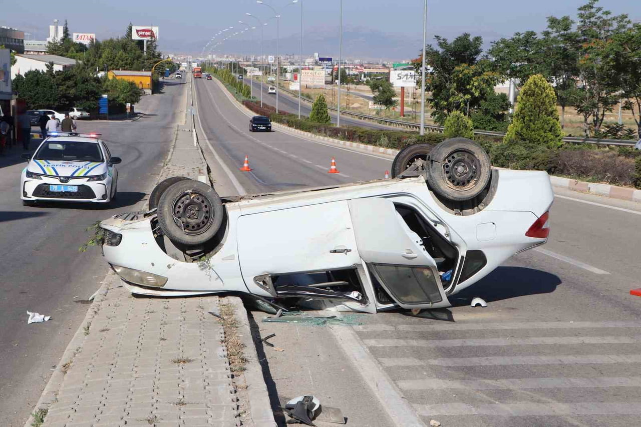 KARAMAN'DA OTOMOBİLİN KARŞI ŞERİDE GEÇEREK TAKLA ATMASI SONUCU MEYDANA GELEN TRAFİK KAZASINDA AYNI...