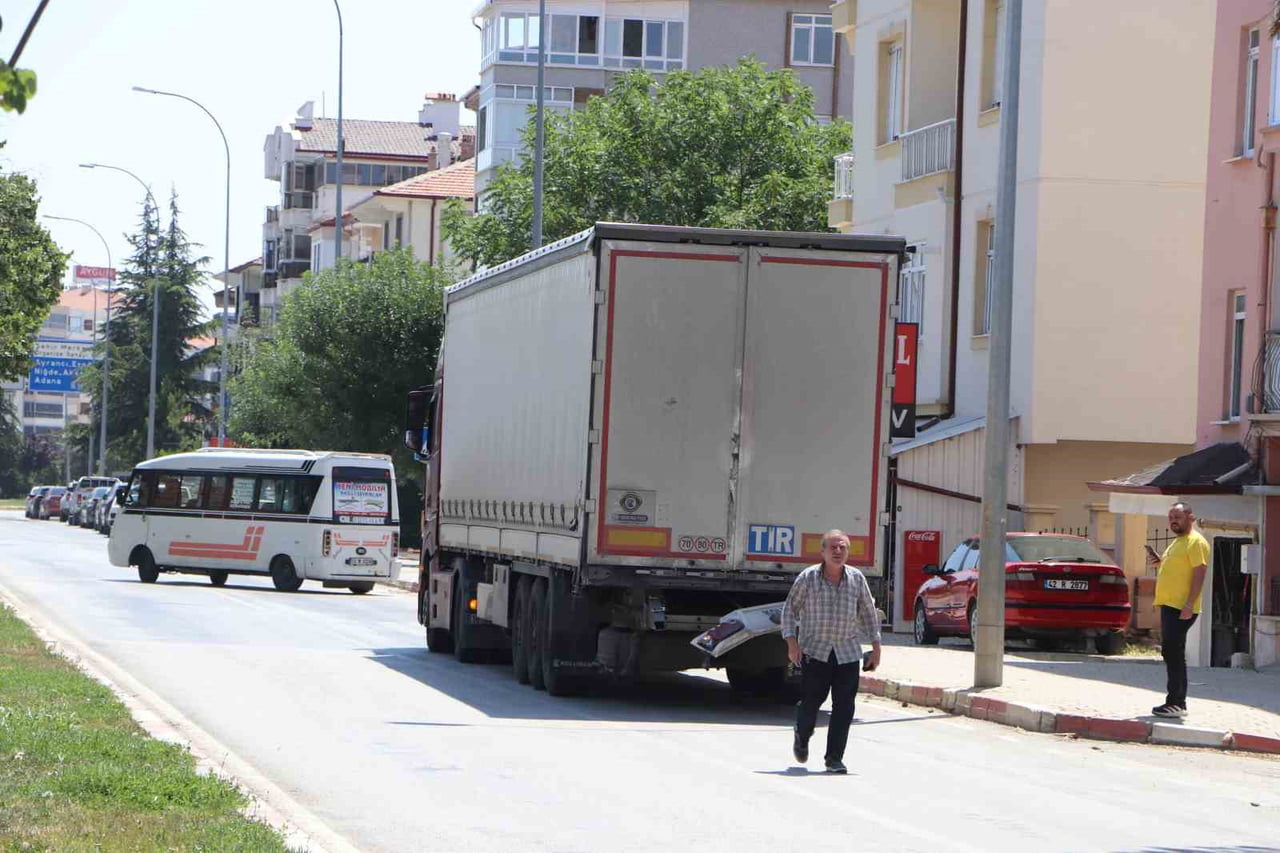 KARAMAN'DA OTOMOBİLİN SEYİR HALİNDEKİ TIRA ARKADAN ÇARPMASI SONUCU 1'İ AĞIR 3 KİŞİ...
