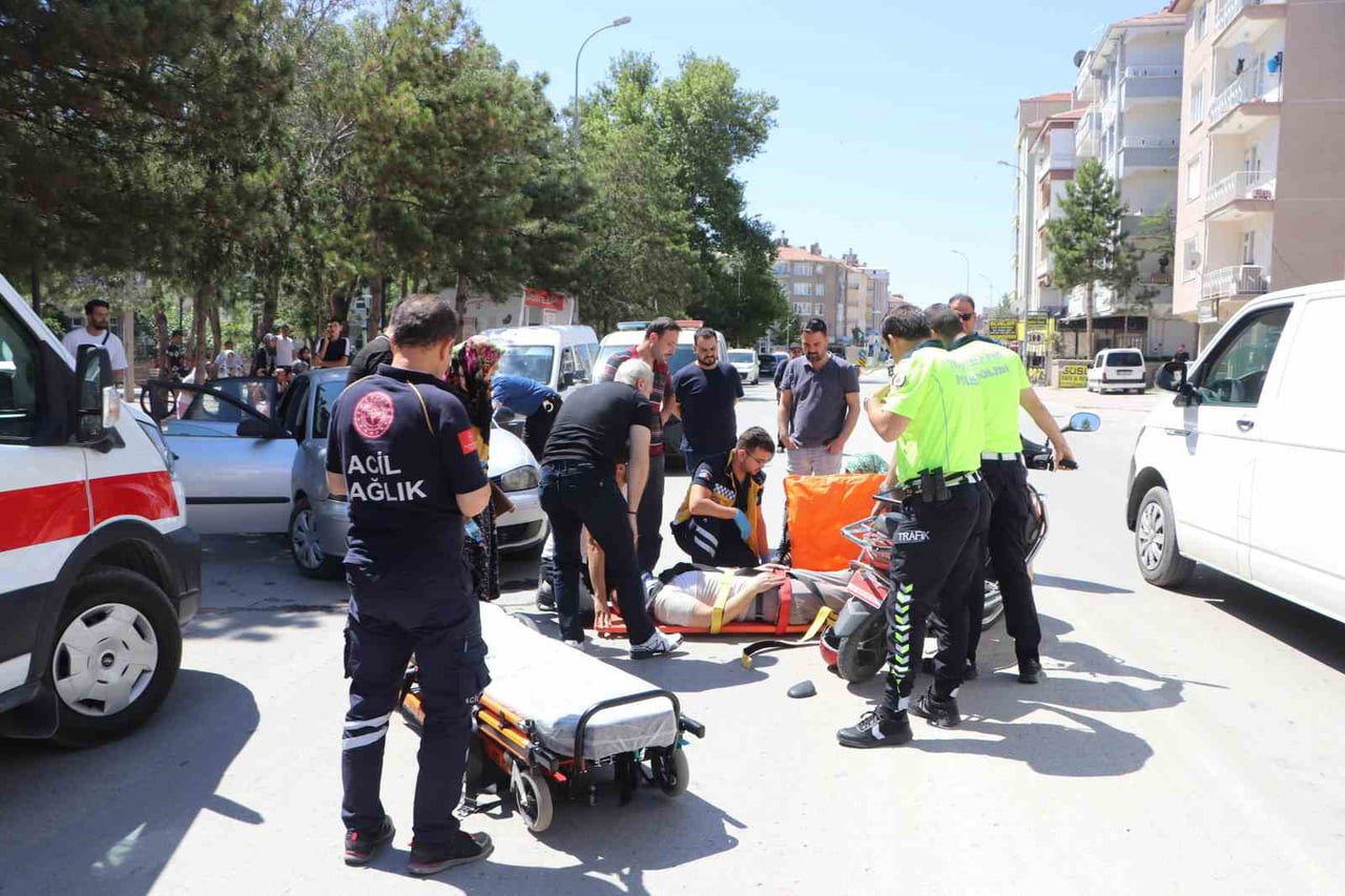 KARAMAN'DA OTOMOBİLLE ÇARPIŞAN ELEKTRİKLİ BİSİKLETİN SÜRÜCÜSÜ YARALANDI.