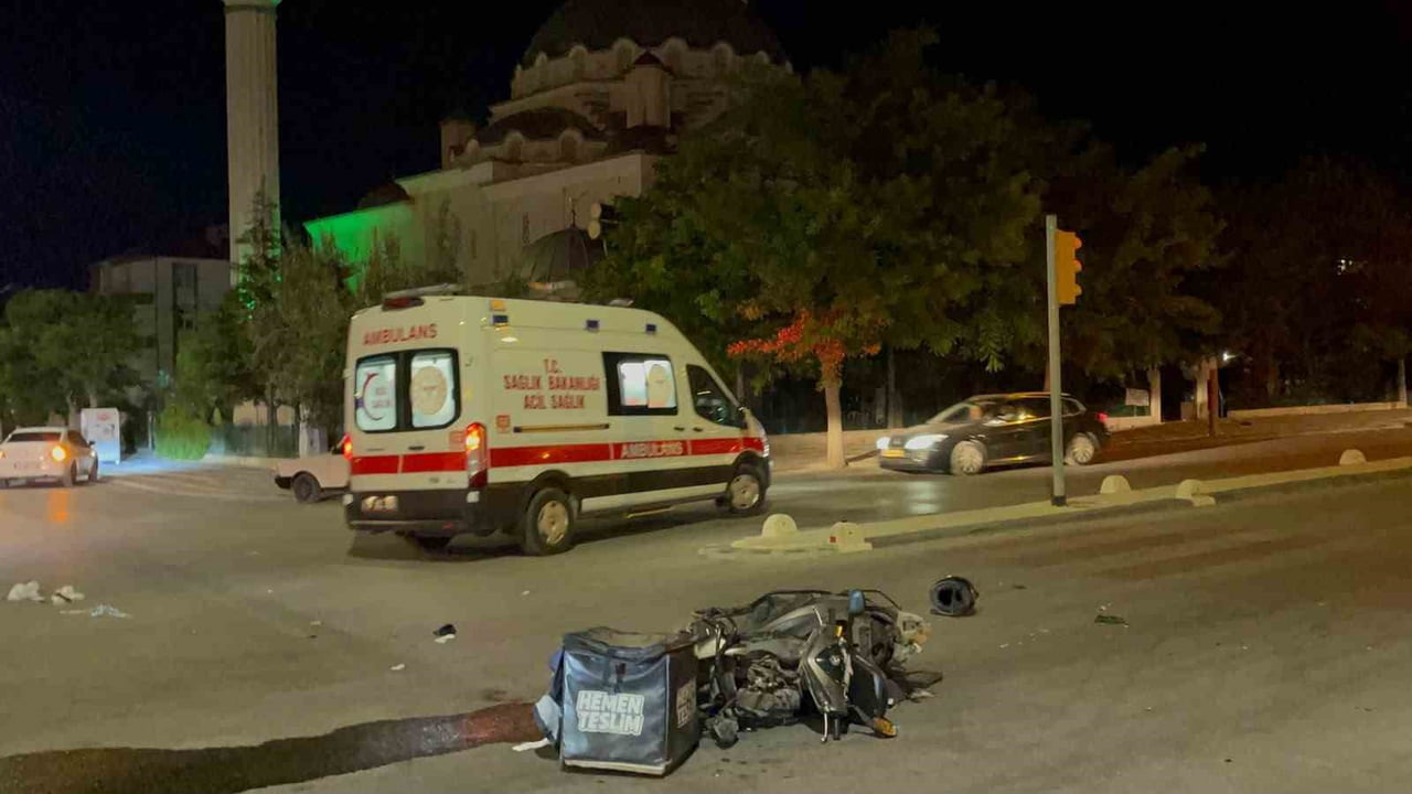 KARAMAN'DA OTOMOBİLLE ÇARPIŞAN MOTOSİKLETİN SÜRÜCÜSÜ AĞIR YARALANDI.