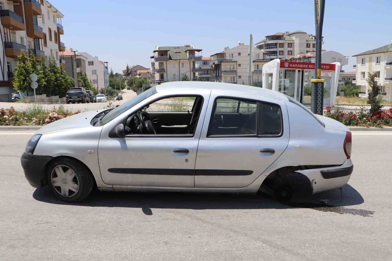 KARAMAN'DA SÜRÜCÜSÜNÜN DİREKSİYON HAKİMİYETİNİ KAYBETTİĞİ OTOMOBİL REFÜJDEKİ MANTAR DUBAYA...