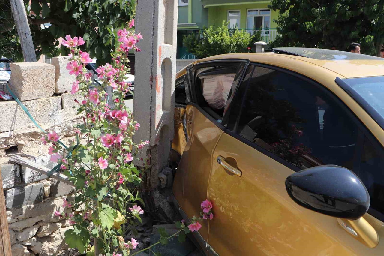 KARAMAN'DA TİCARİ TAKSİ İLE OTOMOBİLİN ÇARPIŞMASI SONUCU MEYDANA GELEN TRAFİK KAZASINDA 3 KİŞİ...