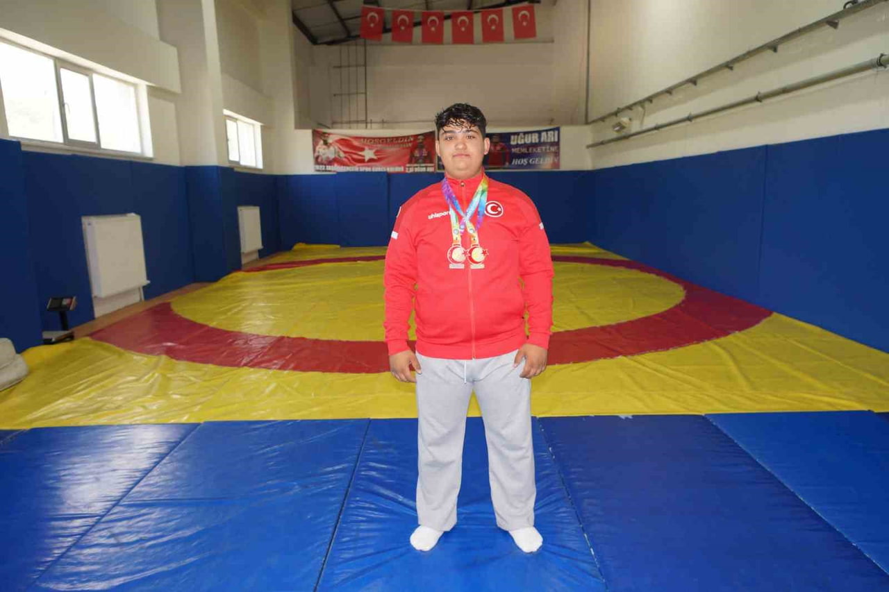 KARAMAN'IN ERMENEK İLÇESİNE BAĞLI GÜNEYYURT BELDESİNDE YAŞAYAN 18 YAŞINDAKİ İŞİTME ENGELLİ GÜREŞÇİ...