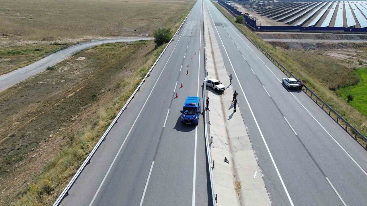 KARAMAN’DA BARİYERLERE ÇARPAN TOFAŞ OTOMOBİL İKİ BÜKLÜM OLURKEN, SÜRÜCÜSÜ YARALANDI.