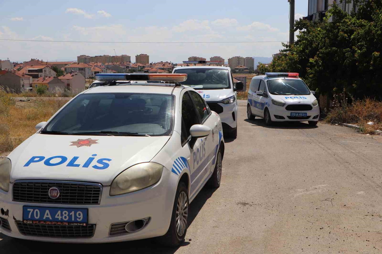 KARAMAN’DA BİR APARTMANIN MÜŞTEMİLATINDA ÇIKAN VE BİNANIN DIŞ CEPHESİNE SIÇRAYAN YANGIN, İTFAİYE...