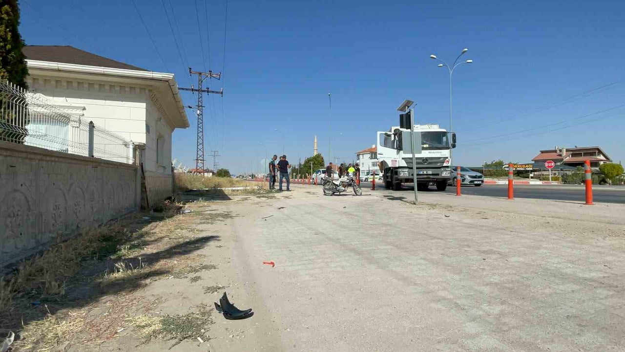 KARAMAN’DA ÇÖP KAMYONUNA ARKADAN ÇARPAN MOTOSİKLETİN SÜRÜCÜSÜ AĞIR YARALANDI