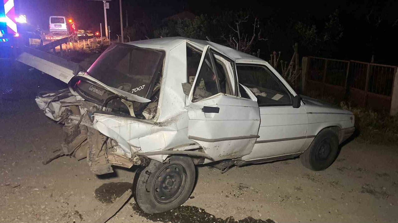 KARAMAN’DA HAFİF TİCARİ ARACIN OTOMOBİLE ARKADAN ÇARPMASI SONUCU MEYDANA GELEN TRAFİK KAZASINDA 2...