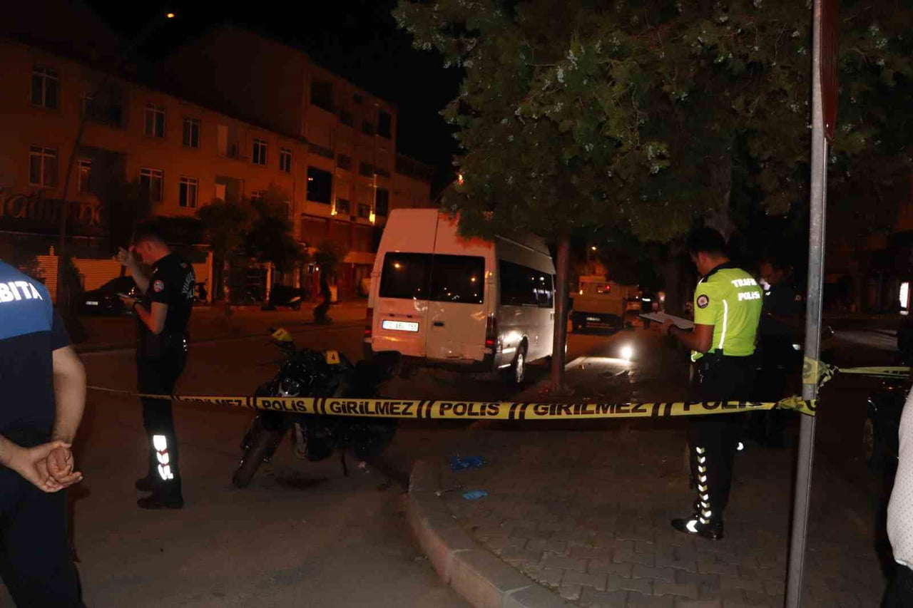 KARAMAN’DA KONTROLDEN ÇIKAN MOTOSİKLETİN ÖNCE KALDIRIMA ARDINDAN PARK HALİNDEKİ ARACA ÇARPMASI...