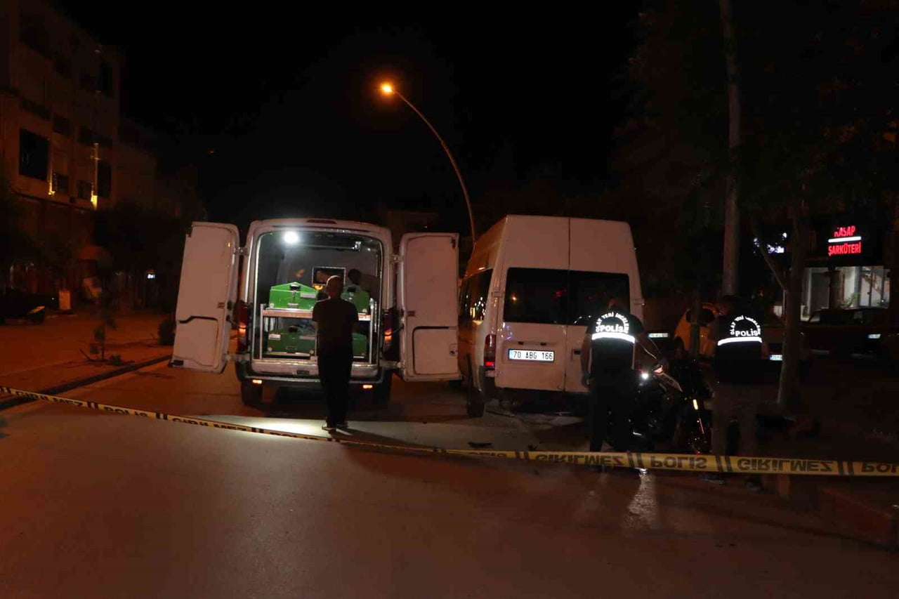 KARAMAN’DA KONTROLDEN ÇIKAN MOTOSİKLETİN ÖNCE KALDIRIMA ARDINDAN PARK HALİNDEKİ ARACA ÇARPMASI...