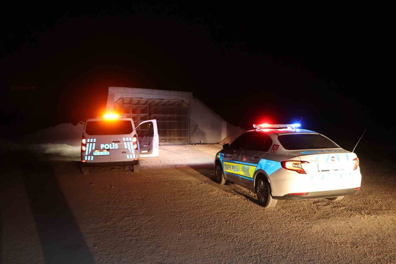 KARAMAN’DA KÖPRÜ İNŞAATININ İSKELE DEMİRLERİNE ÇARPAN MOTOSİKLETİN SÜRÜCÜSÜ AĞIR...