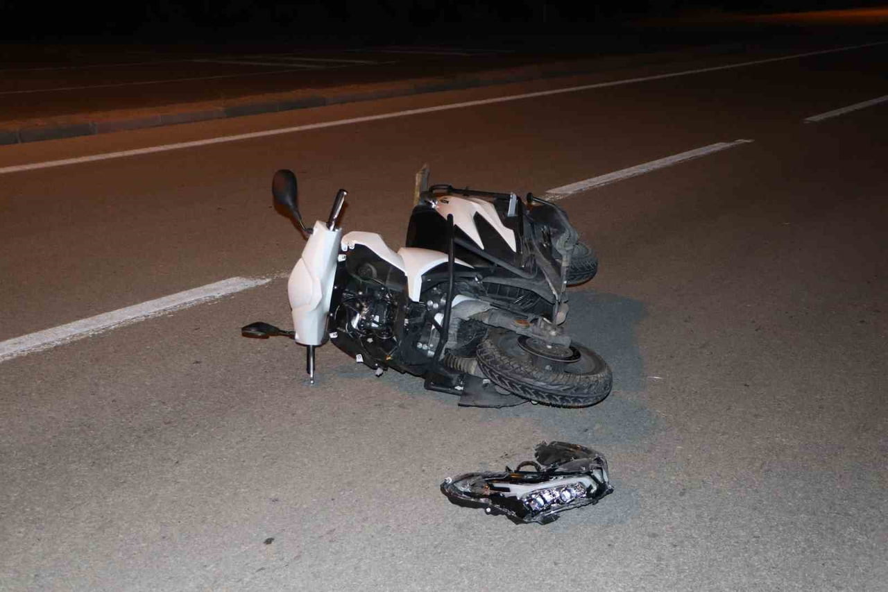 KARAMAN’DA OTOMOBİL İLE ÇARPIŞAN MOTOSİKLETTEKİ 2 KİŞİ YARALANDI. KAZA SONRASI OLAY YERİNDEN...