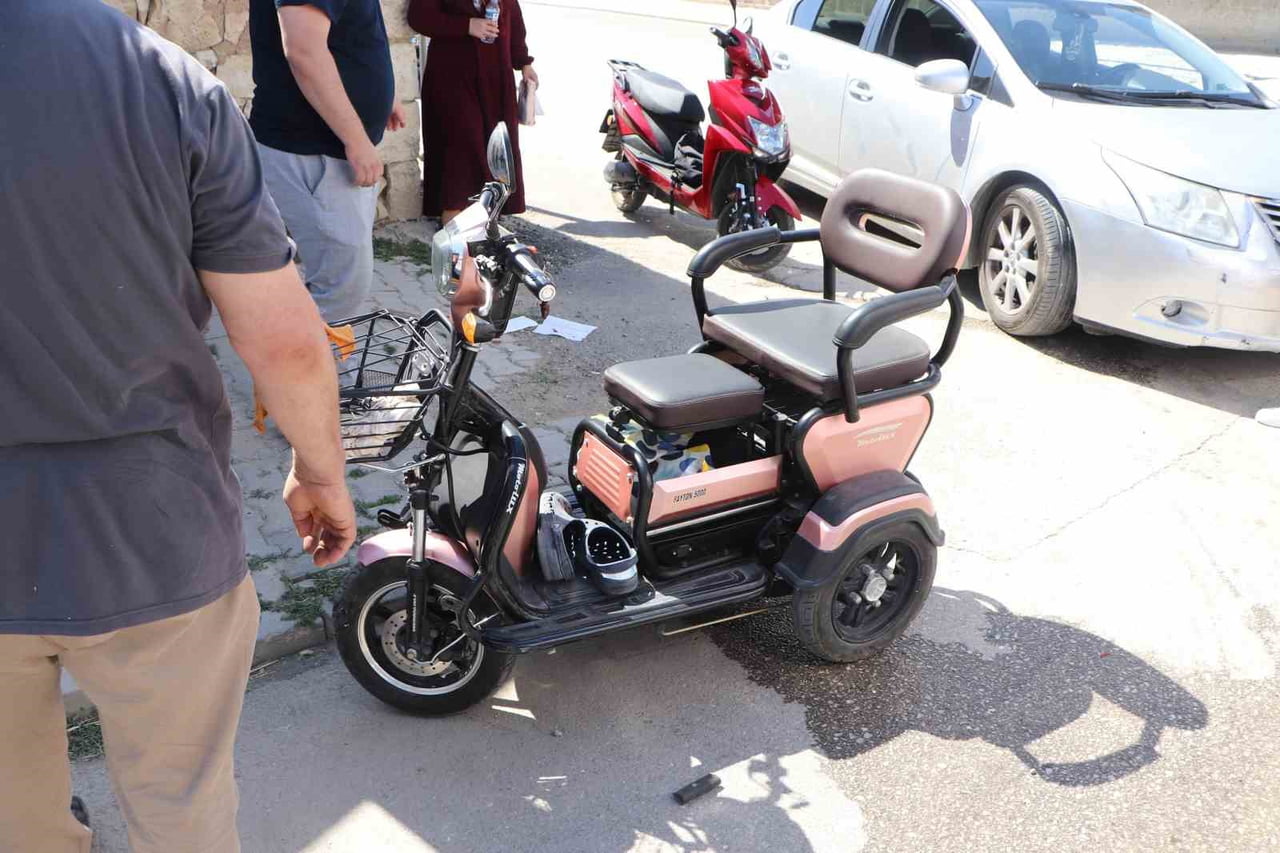KARAMAN’DA OTOMOBİL İLE ÜÇ TEKERLEKLİ ELEKTRİKLİ BİSİKLETİN ÇARPIŞMASI SONUCU MEYDANA GELEN TRAFİK...