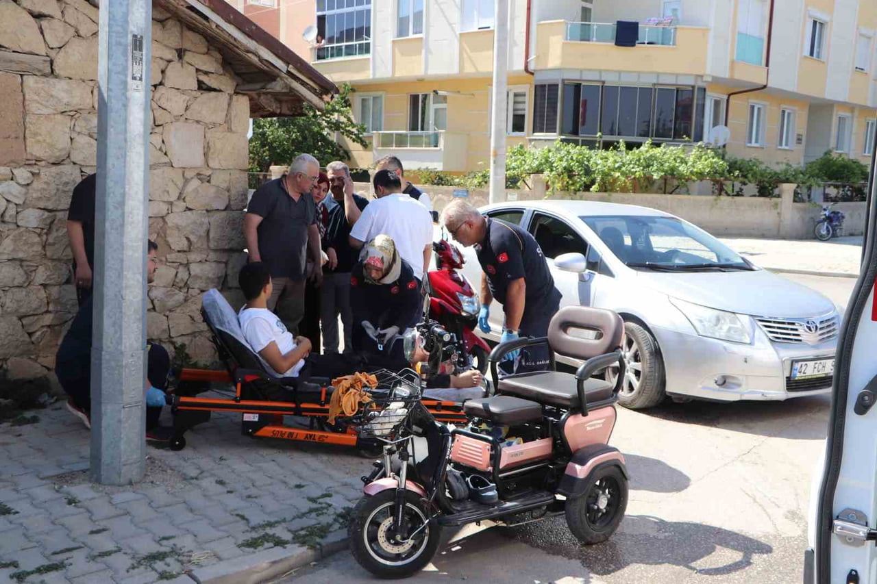 KARAMAN’DA OTOMOBİL İLE ÜÇ TEKERLEKLİ ELEKTRİKLİ BİSİKLETİN ÇARPIŞMASI SONUCU MEYDANA GELEN TRAFİK...