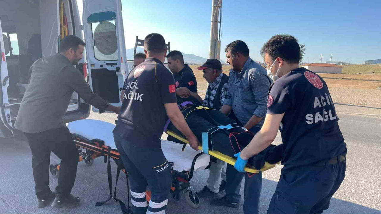 KARAMAN’DA OTOMOBİLLE ÇARPIŞAN MOTOSİKLETİN SÜRÜCÜSÜ YARALANDI.
