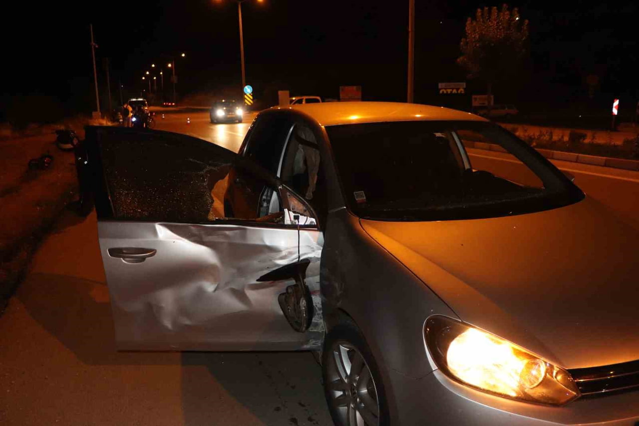 KARAMAN’DA OTOMOBİLLE ÇARPIŞARAK ŞARAMPOLE SAVRULAN MOTOSİKLETİN SÜRÜCÜSÜ YARALANDI.