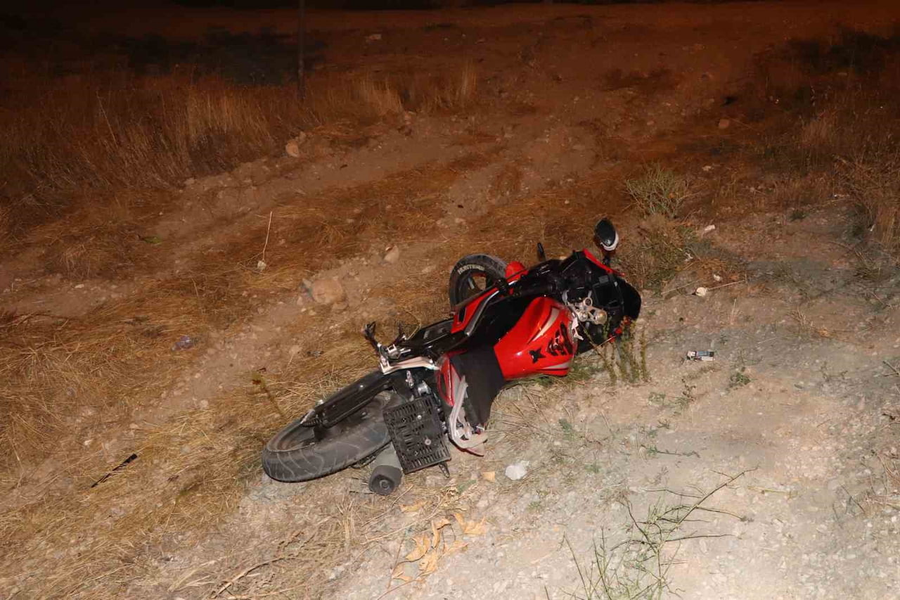 KARAMAN’DA OTOMOBİLLE ÇARPIŞARAK ŞARAMPOLE SAVRULAN MOTOSİKLETİN SÜRÜCÜSÜ YARALANDI.