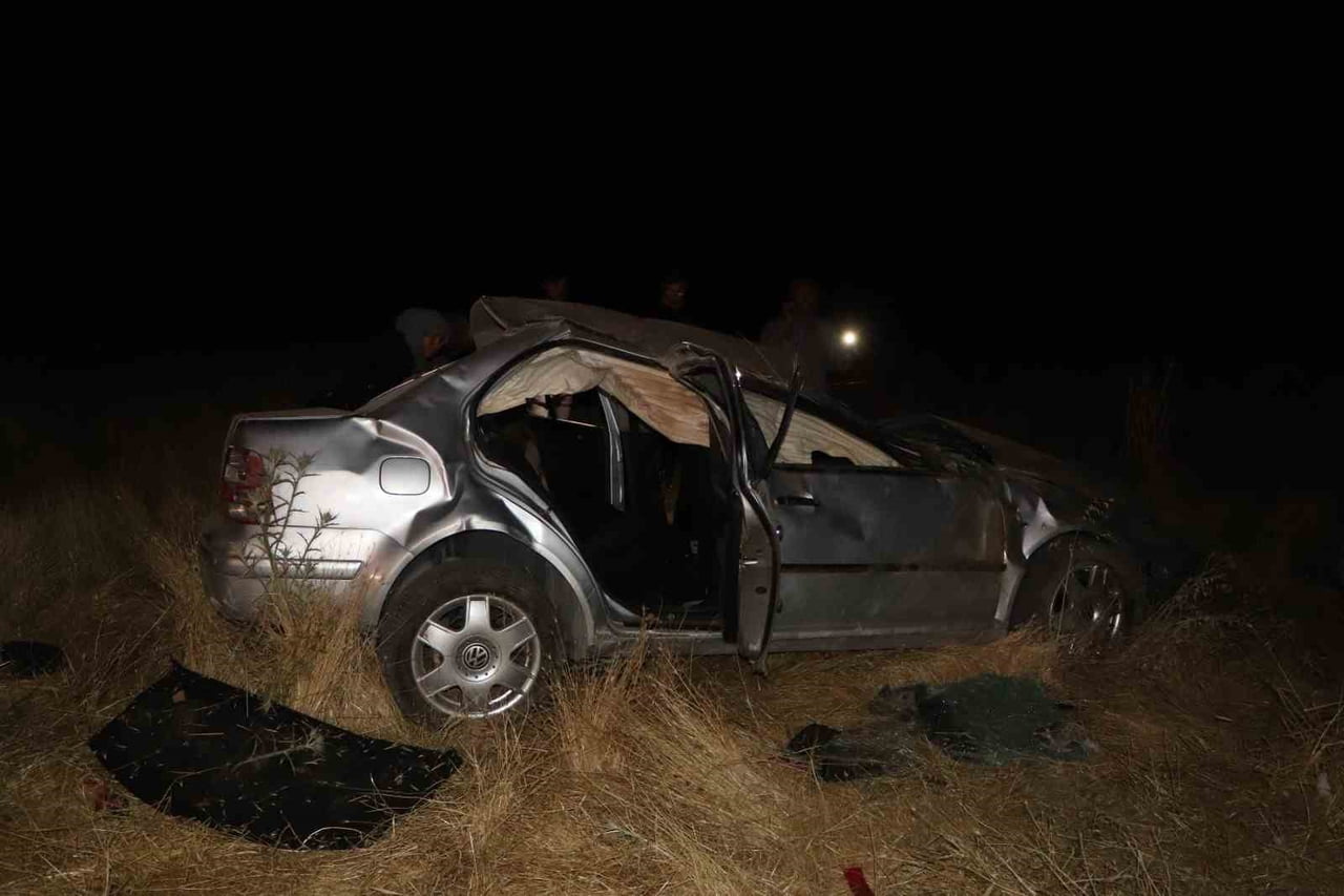 KARAMAN’DA YOLDAN ÇIKAN OTOMOBİLİN ŞARAMPOLE TAKLA ATMASI SONUCU 3 KİŞİ YARALANDI.