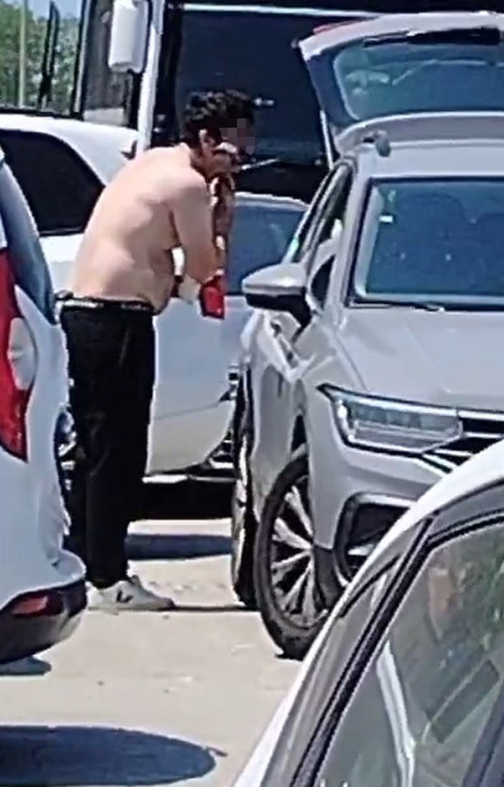 KARASU İLÇESİNDE YOLUN ORTASINDA OTOMOBİLİNİN CAMINA BAKARAK TIRAŞ OLAN ŞAHIS, ÇEVREDEKİLERİN...