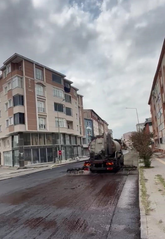 KARAYOLLARI 18. BÖLGE MÜDÜRLÜĞÜ KARS'TA ŞEHİR İÇİ YOLLARI SICAK ASFALTLA...