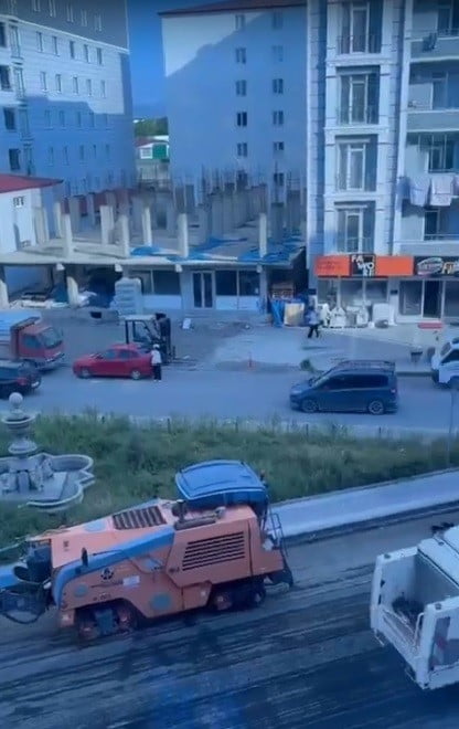 KARAYOLLARI EKİPLERİ KARS'TA ŞEHİR İÇİ YOLLARDA ASFALT SEFERBERLİĞİ BAŞLATTI(KARS-İHA)