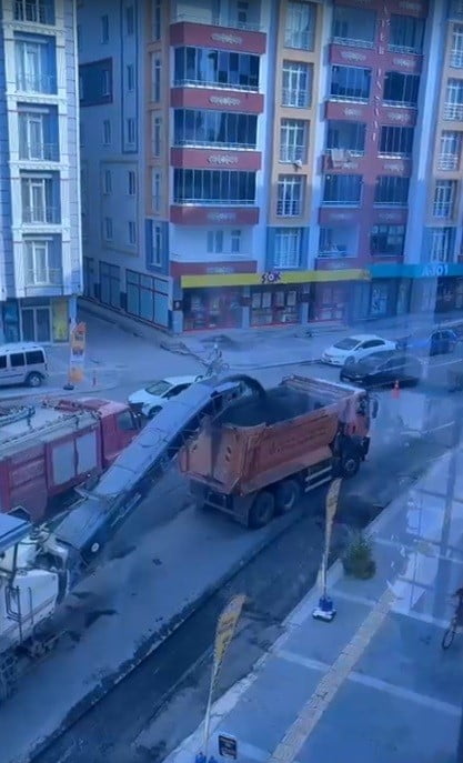 KARAYOLLARI EKİPLERİ KARS'TA ŞEHİR İÇİ YOLLARDA ASFALT SEFERBERLİĞİ BAŞLATTI(KARS-İHA)