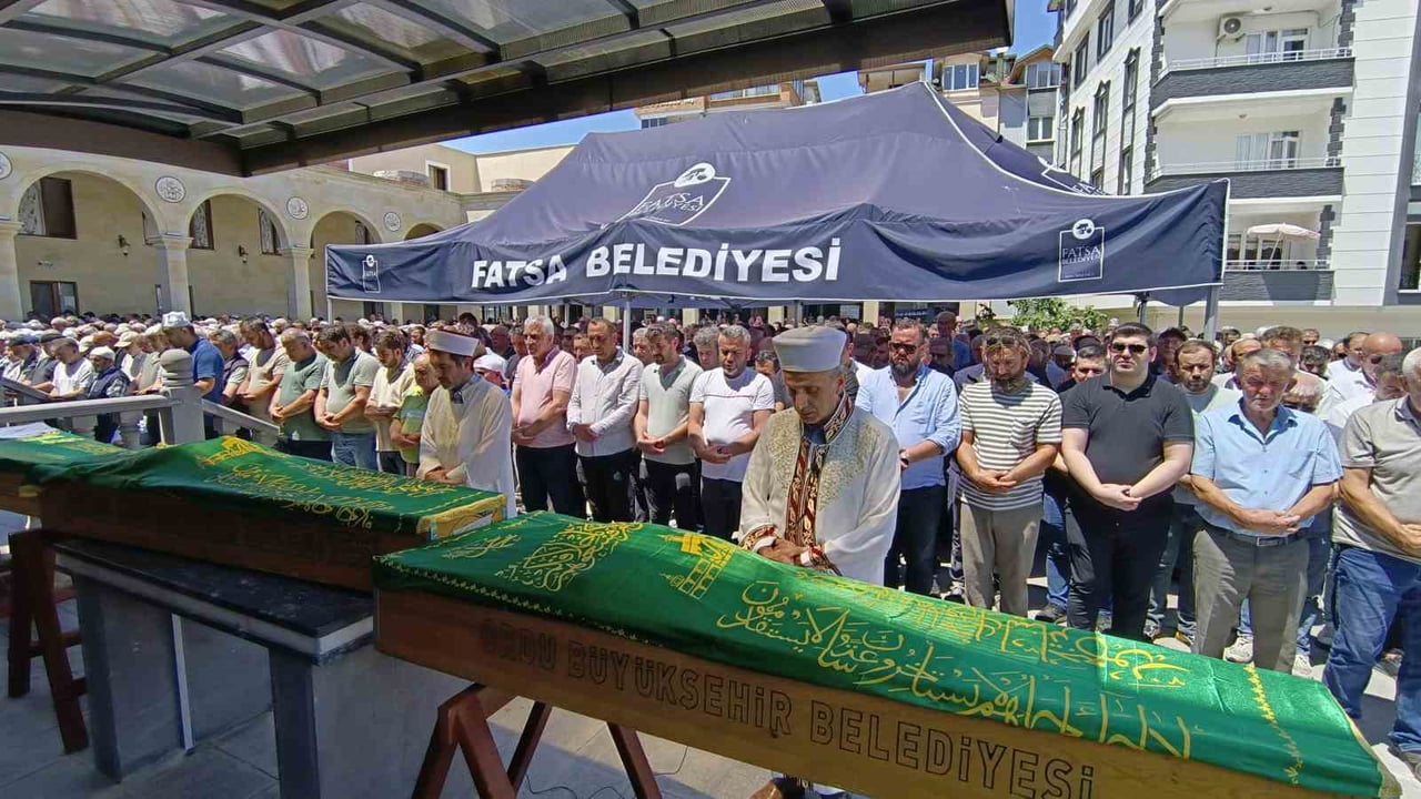 KARDEŞ KATLİAMINDA HAYATINI KAYBEDEN AİLE İÇİN HZ. HAMZA CAMİSİ'NDE CENAZE TÖRENİ...