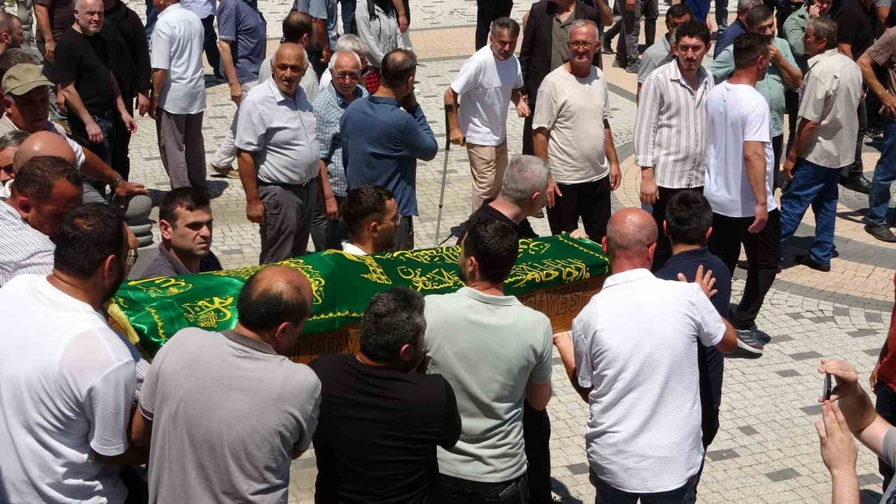 KARDEŞ KATLİAMINDA HAYATINI KAYBEDEN AİLE İÇİN HZ. HAMZA CAMİSİ'NDE CENAZE TÖRENİ...