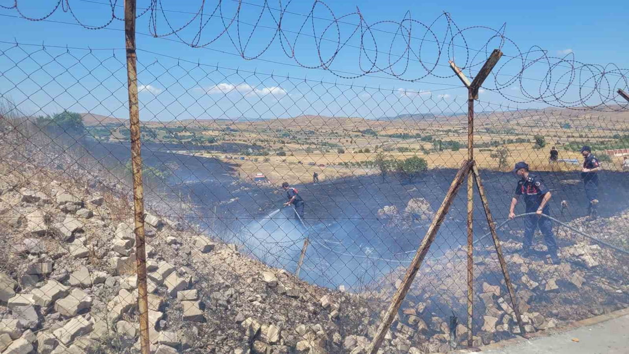 KARESİ İLÇESİNDE ÇIKAN ARAZİ YANGININA MÜDAHALE EDEN İTFAİYE VE ORMAN EKİPLERİ PATLAYICI MADDELER...