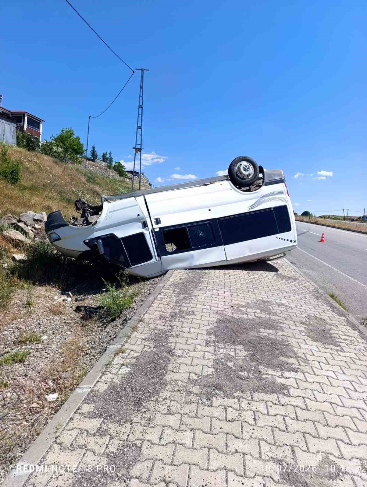 KARLIOVA İLÇESİNDE KONTROLDEN ÇIKARAK TAKLA ATAN MİNİBÜSÜN SÜRÜCÜSÜ YARALANDI