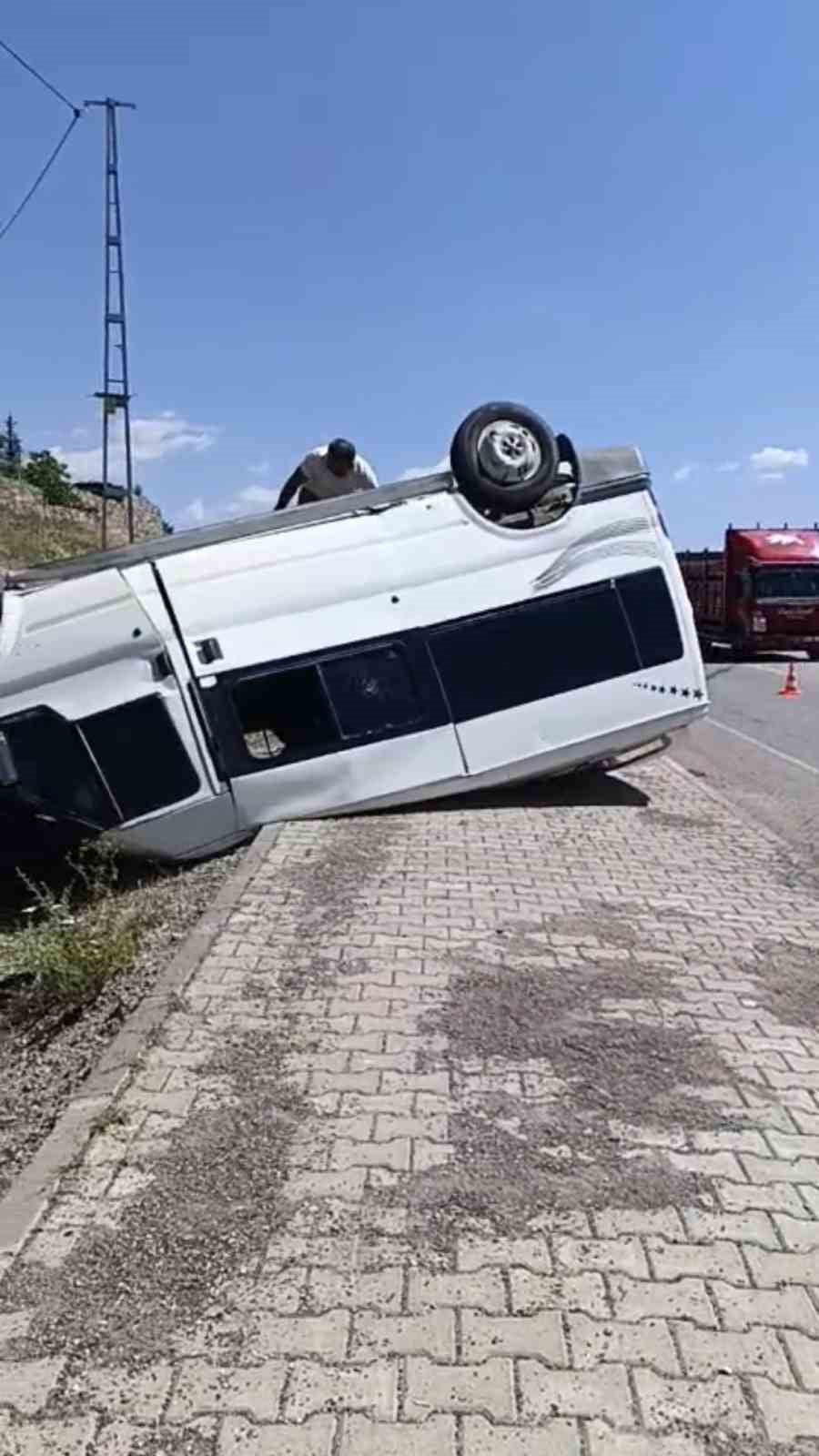 KARLIOVA İLÇESİNDE KONTROLDEN ÇIKARAK TAKLA ATAN MİNİBÜSÜN SÜRÜCÜSÜ YARALANDI
