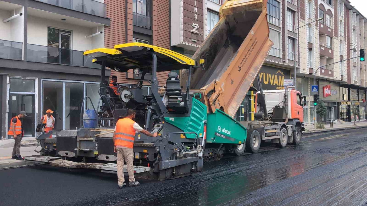 KARS'IN ANA ARTERLERİNDE BÜYÜK DÖNÜŞÜM! KARAYOLLARI EKİPLERİ SAHADA: CUMHURİYET, FAİKBEY VE İNÖNÜ...