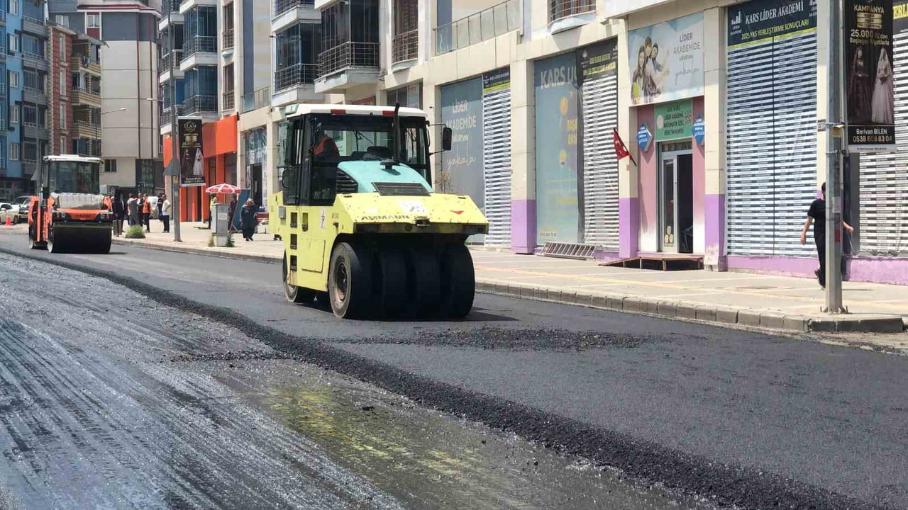 KARS'IN ANA ARTERLERİNDE BÜYÜK DÖNÜŞÜM! KARAYOLLARI EKİPLERİ SAHADA: CUMHURİYET, FAİKBEY VE İNÖNÜ...