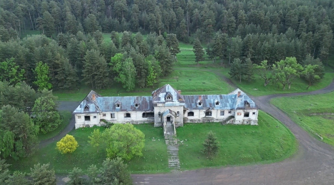 KARS'IN SARIKAMIŞ İLÇESİNDE, SARIÇAM ORMANLARININ ARASINDA ADETA ZAMANA MEYDAN OKUYAN TARİHİ...