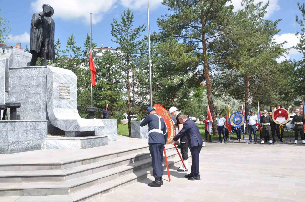 KARS'TA 15 TEMMUZ DEMOKRASİ VE MİLLİ BİRLİK GÜNÜ ANMA ETKİNLİĞİ BAŞLADI(KARS-İHA)