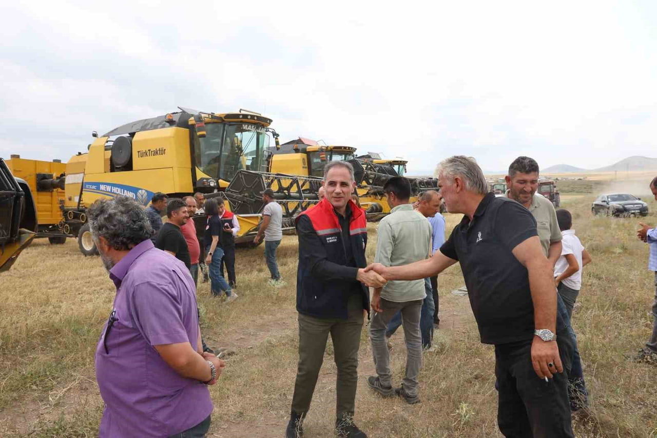 KARS'TA 2026 HUBUBAT HASADI BAŞLADI: İLK BİÇİM TARLADA YAPILDI(KARS-İHA)