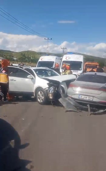 KARS'TA 3 ARACIN KARIŞTIĞI ZİNCİRLEME KAZA: 8 KİŞİ YARALANDI