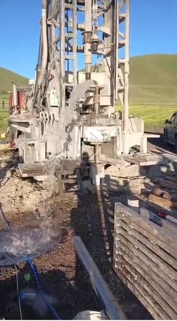 KARS'TA AĞADEVE KÖYÜ'NE YENİ İÇME SUYU KAYNAĞI: 200 METREDE SUYA ULAŞILDI(KARS-İHA)