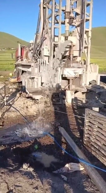 KARS'TA AĞADEVE KÖYÜ'NE YENİ İÇME SUYU KAYNAĞI: 200 METREDE SUYA ULAŞILDI(KARS-İHA)