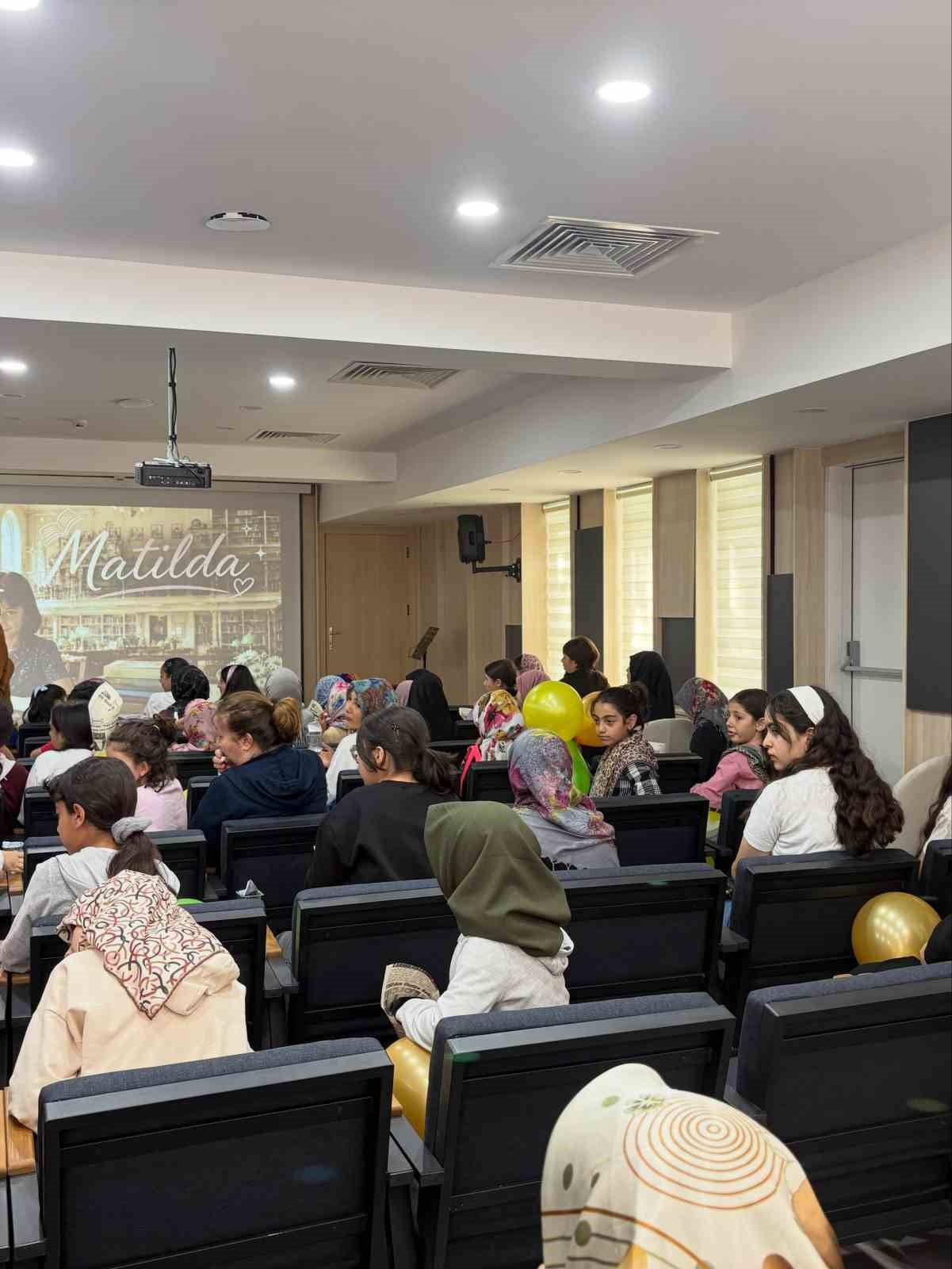 KARS'TA ÇOCUKLARA HEM SİNEMA KEYFİ HEM SAĞLIKLI YAŞAM BİLİNCİ(KARS-İHA)