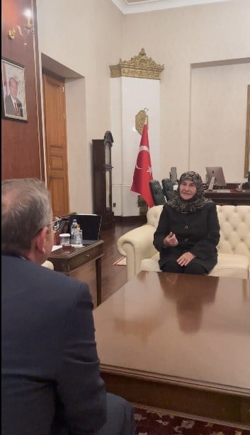 KARS'TA DUYGULANDIRAN AN! YAŞLI KADIN MAKAM ARACINDAKİ TÜRK BAYRAĞINI ÖPTÜ