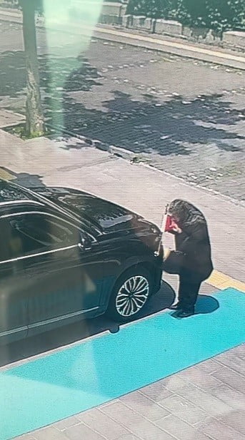 KARS'TA DUYGULANDIRAN AN! YAŞLI KADIN MAKAM ARACINDAKİ TÜRK BAYRAĞINI ÖPTÜ