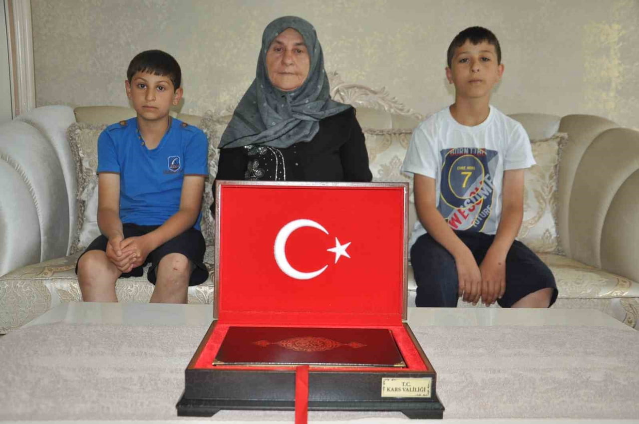 KARS'TA DUYGULANDIRAN BAYRAK SEVGİSİ! AYNI AİLEDEN İKİ KUŞAK, 7 YIL ARAYLA VALİLİK ÖNÜNDE TÜRK...