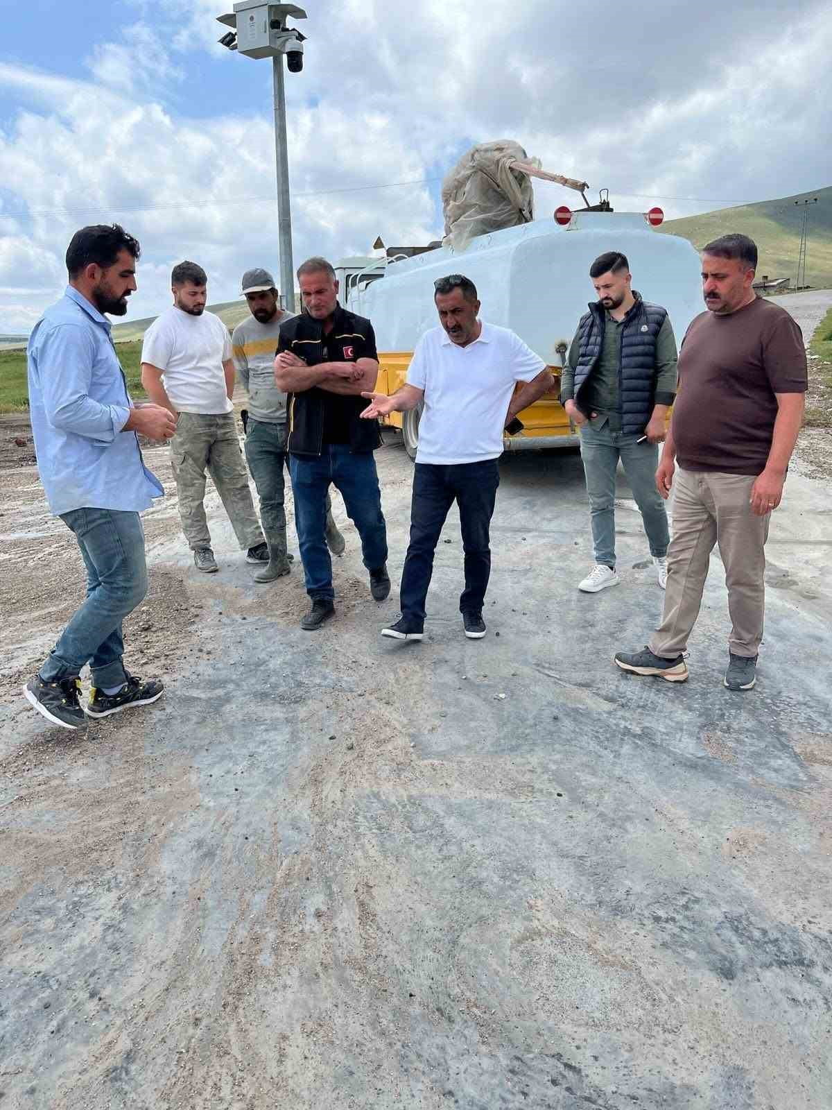 KARS'TA KÖY YOLLARI KONFORA KAVUŞUYOR: 9,5 KİLOMETRELİK ASFALT ÇALIŞMASI BAŞLADI(KARS-İHA)