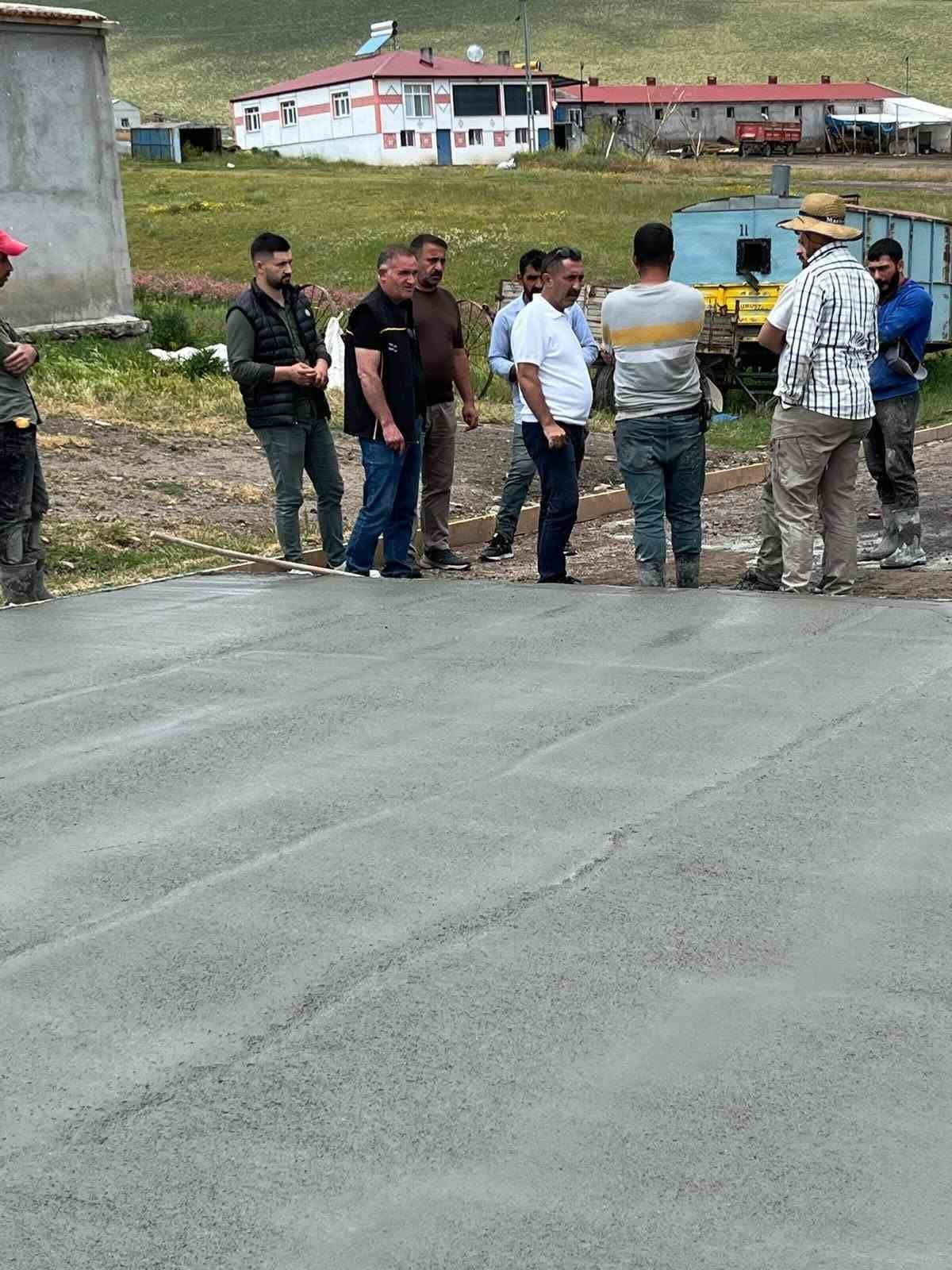 KARS'TA KÖY YOLLARI KONFORA KAVUŞUYOR: 9,5 KİLOMETRELİK ASFALT ÇALIŞMASI BAŞLADI(KARS-İHA)