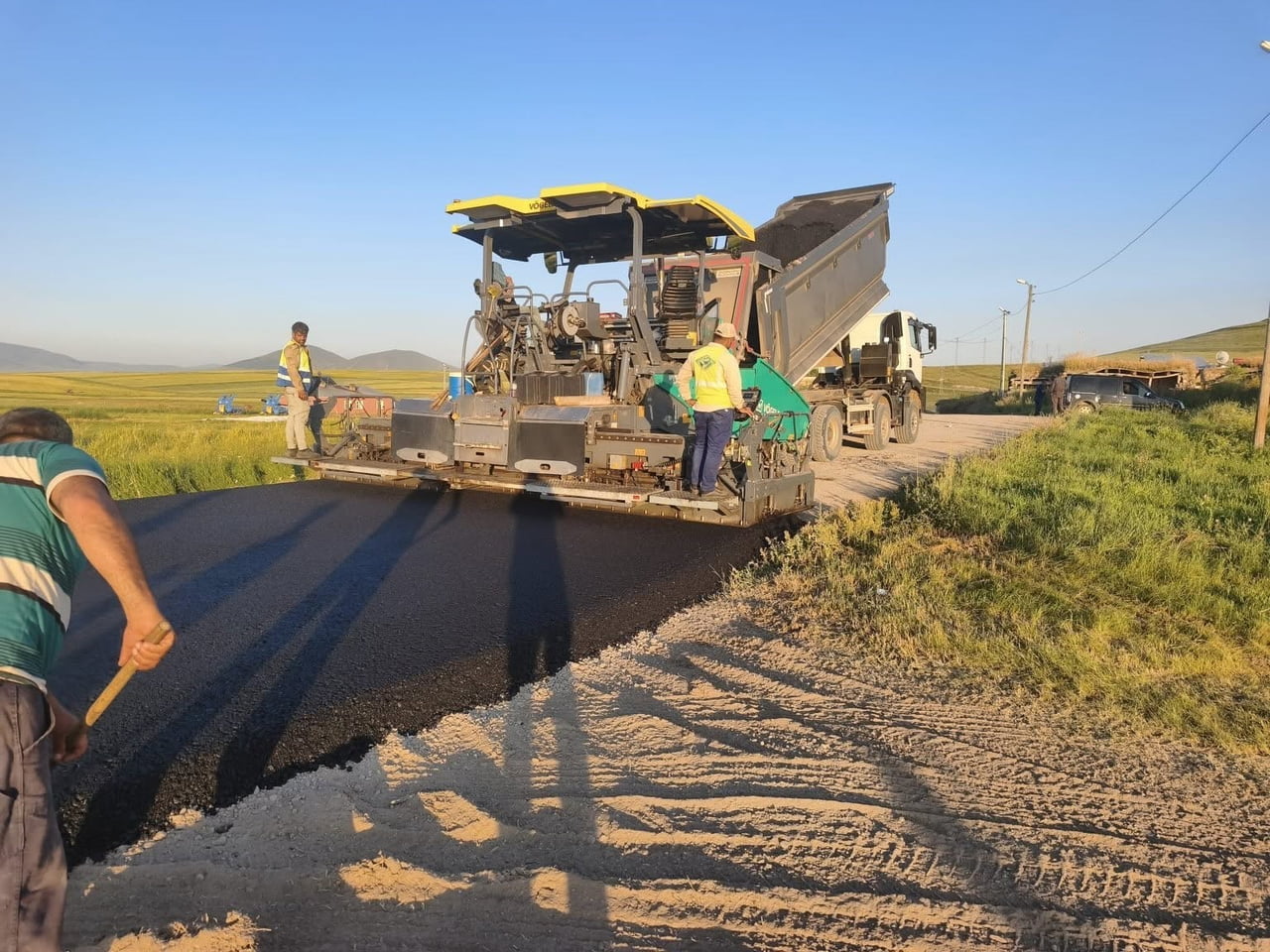 KARS'TA KÖY YOLLARINDA ULAŞIM HAMLESİ! BSK VE BETON YOL ÇALIŞMALARI ARALIKSIZ...
